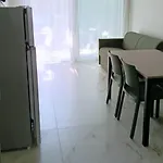 דירה Renovated Flat With Private Fenced Garden In *