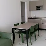 Renovated Flat With Private Fenced Garden In דירה ביביונה