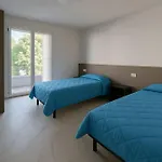 דירה Renovated Flat With Private Fenced Garden In *
