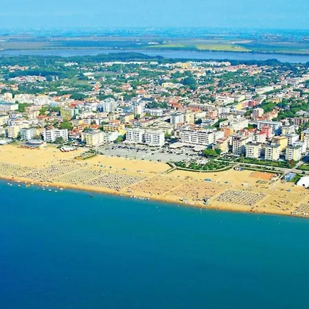 Renovated Flat With Private Fenced Garden In Apartament