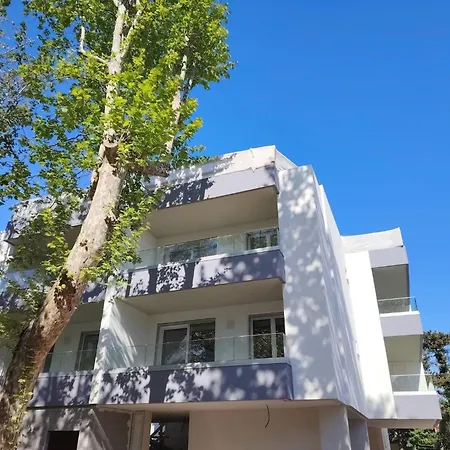 דירה Renovated Flat With Private Fenced Garden In