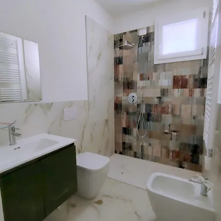 Renovated Flat With Private Fenced Garden In アパート