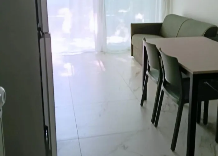 Apartment Renovated Flat With Private Fenced Garden In *