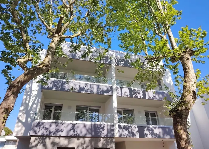 Renovated Flat With Private Fenced Garden In