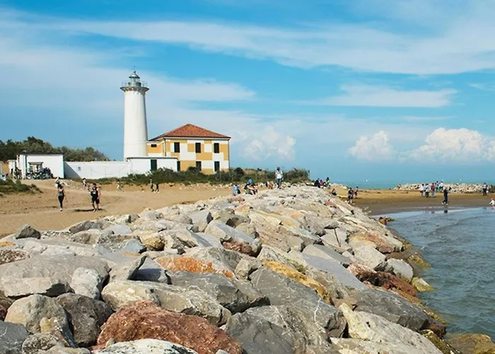 Renovated Flat With Private Fenced Garden In