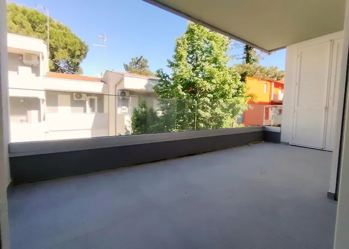 Renovated Flat With Private Fenced Garden In