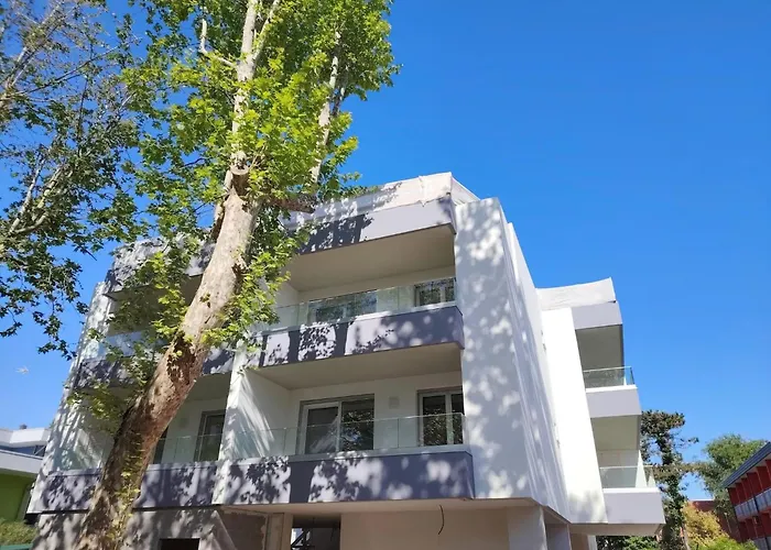 Apartment Renovated Flat With Private Fenced Garden In